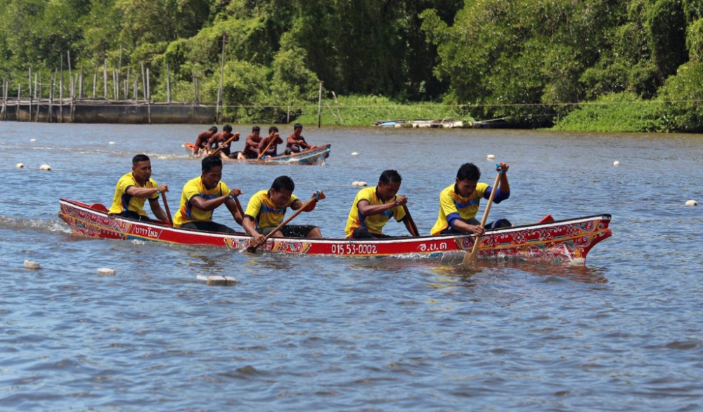 ประเพณีการแข่งเรือยอกอง