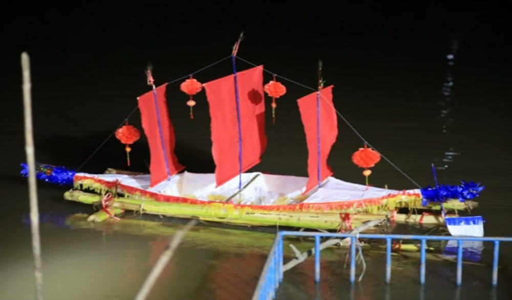 พิธีลอยเรือสำเภาในแม่น้ำน่าน ชาวบ้านวังส้มซ่า