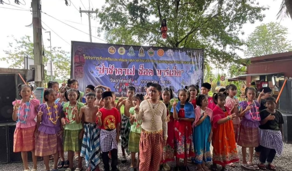 สำนักงานวัฒนธรรมจังหวัดเพชรบูรณ์ ขอเชิญชวนทุกท่าน แต่งผี มานั่งจิบกาแฟ แลโอ่ง ชมหนังผี กับบรรยากาศแบบหลอนๆ พลบค่ำ "ป่าช้าคาเฟ่ ช้อค มาร์เก็ต" ครั้งที่ ๓