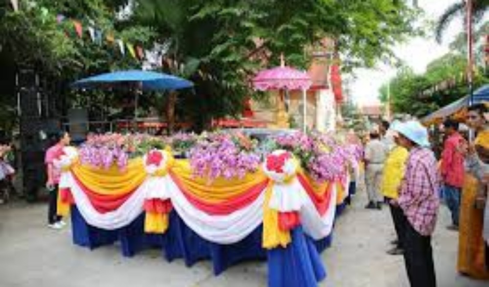 งานประเพณีเปลี่ยนผ้าครองไตร - จีวร สรีระสังขาร