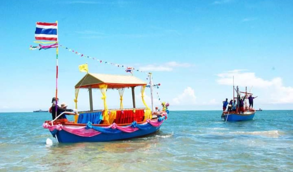 งานประเพณี “ส่งเคราะห์ทางทะเล” อำเภอหัวหิน