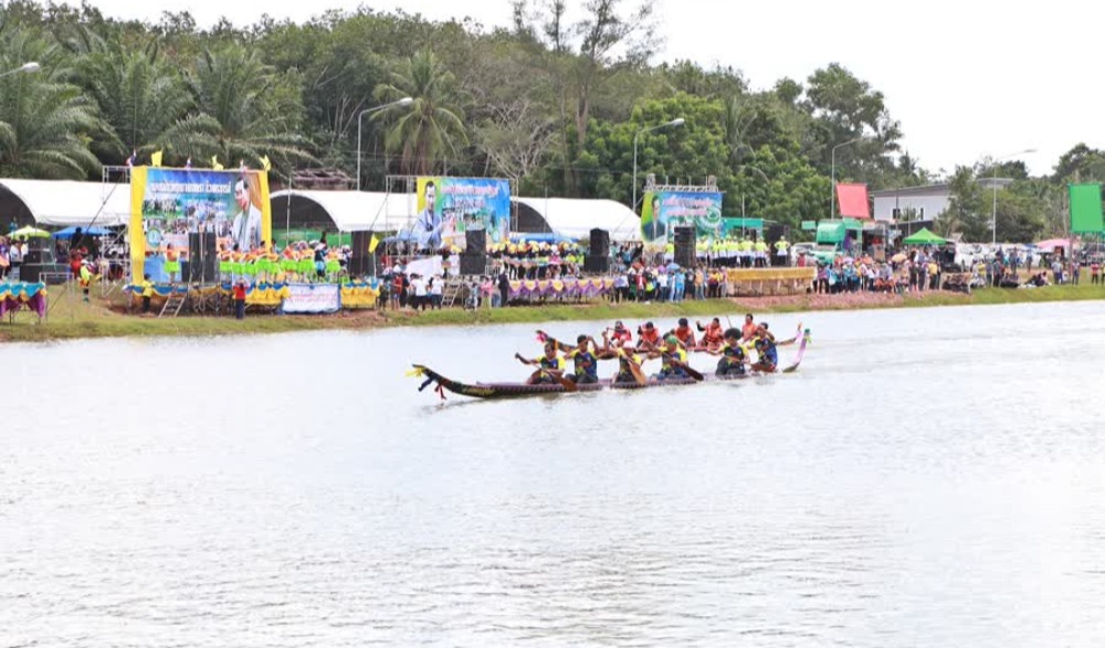 การแข่งขันเรือยาวประเพณีขึ้นโขนชิงธง คลองหัววัง-พนังตัก