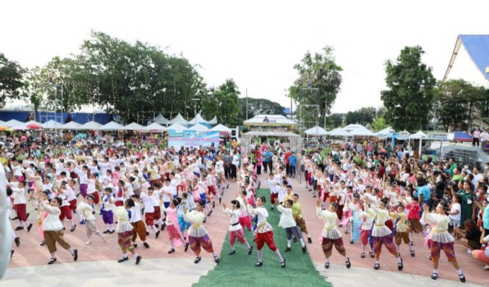 งาน “รำลึกเสด็จประพาสต้นล้นเกล้ารัชกาลที่ 5 และงานรำลึกรัชกาลที่ 9 พระบารมีปกเกล้าชาวอ่างทอง” ประจำปี 2566