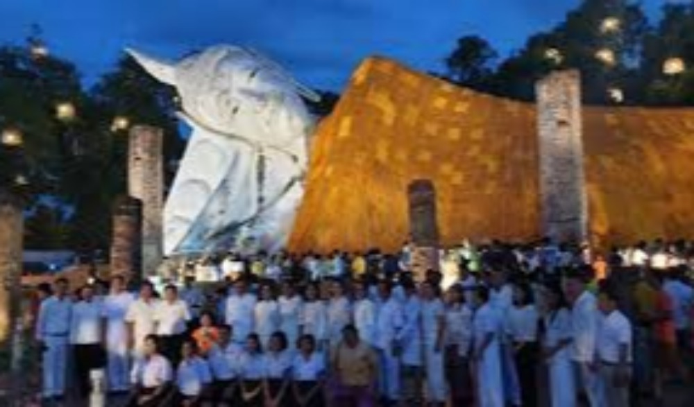 งาน “ร่มโพธิ์ทอง ห่มผ้าพระนอน เกษตรและของดีเมืองอ่างทอง”