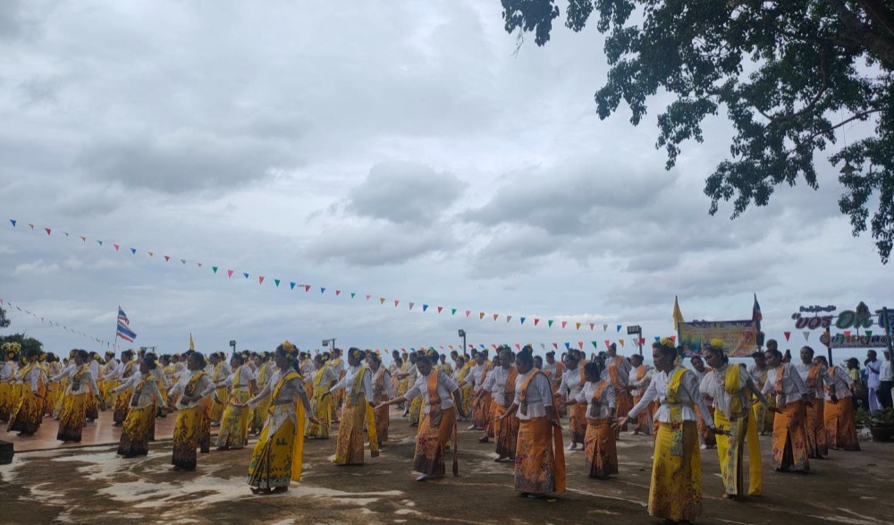 งานประเพณีแห่ผ้าห่มพระธาตุเขาน้อย
