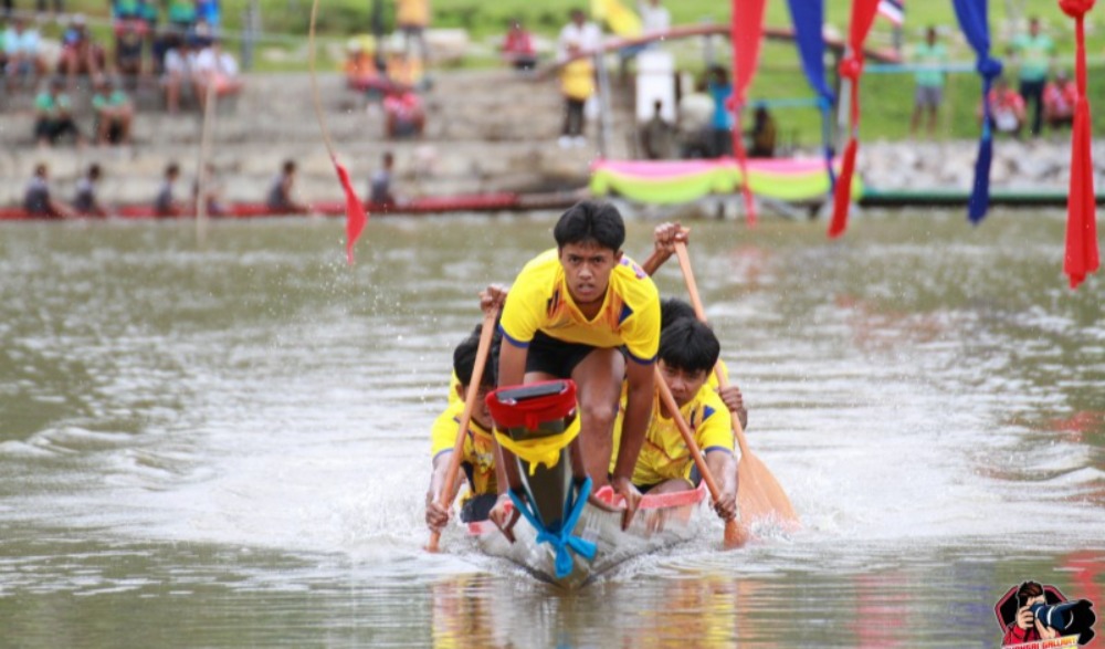 ประเพณีแข่งขันเรือยาวต้นแบบ 8 ฝีพาย วัดนอก ในงานประเพณีลอยกระทง วัดราชบุรณะ