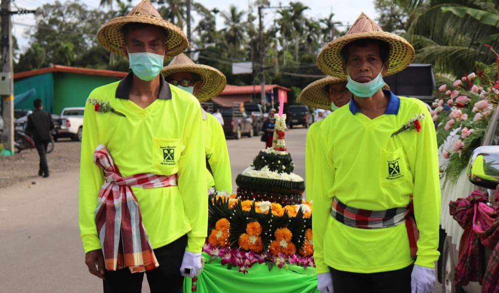 ประเพณีแข่งขันเรือยาวต้นแบบ 8 ฝีพาย วัดนอก ในงานประเพณีลอยกระทง วัดราชบุรณะ