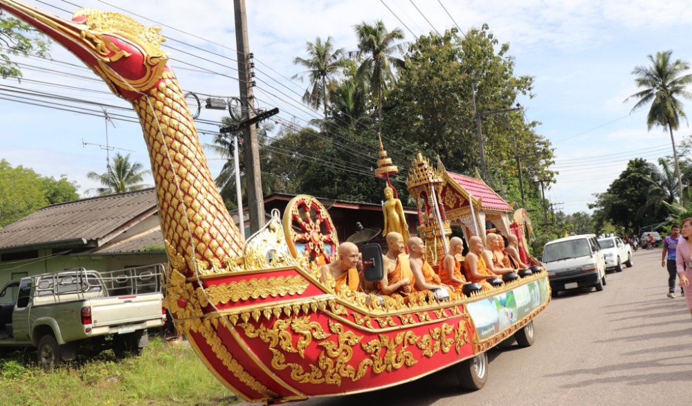 ประเพณีแข่งขันเรือยาวต้นแบบ 8 ฝีพาย วัดนอก ในงานประเพณีลอยกระทง วัดราชบุรณะ