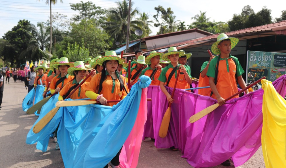 ประเพณีแข่งขันเรือยาวต้นแบบ 8 ฝีพาย วัดนอก ในงานประเพณีลอยกระทง วัดราชบุรณะ