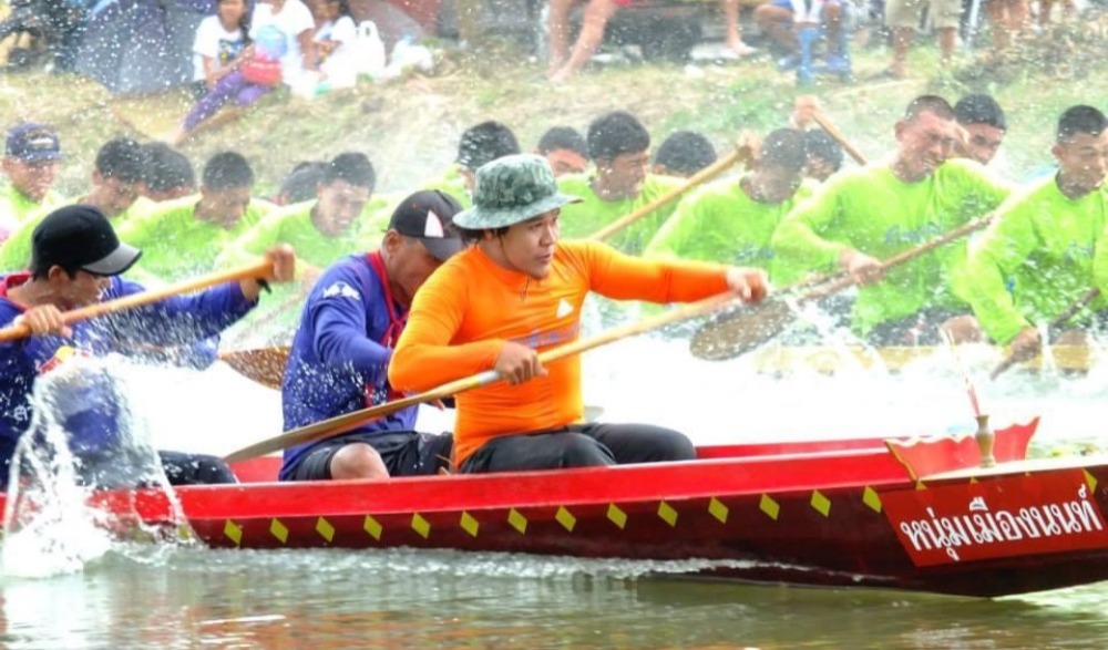 ประเพณีแข่งเรือยาว ชิงถ้วยพระราชทาน สมเด็จพระกนิษฐาธิราชเจ้า กรมสมเด็จพระเทพรัตนราชสุดา เจ้าฟ้ามหาจักรีสิรินธรฯ  สยามบรมราชกุมารี