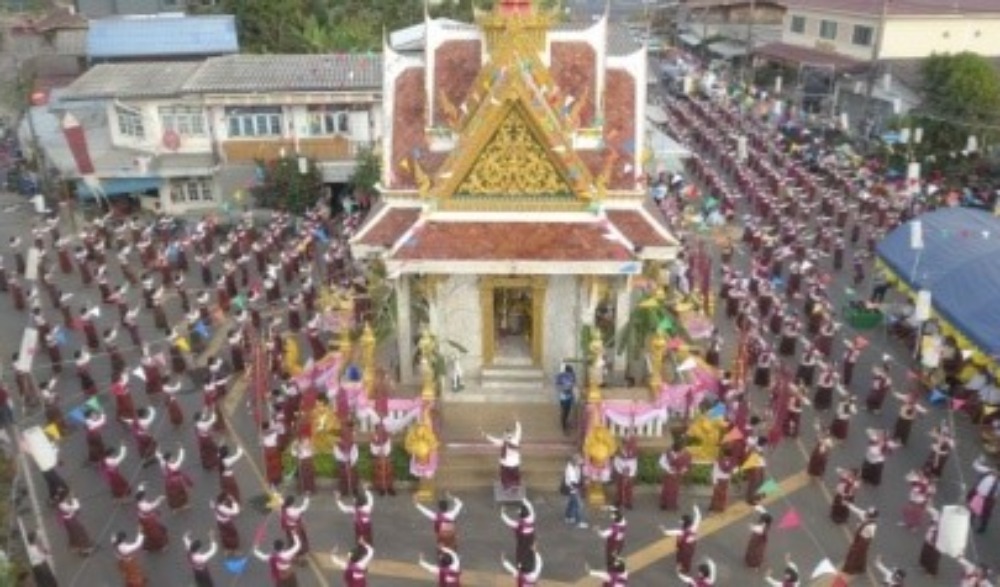 ประเพณีบุญเดือนสามแห่ไข่เซ่นไหว้ศาลปู่ตา