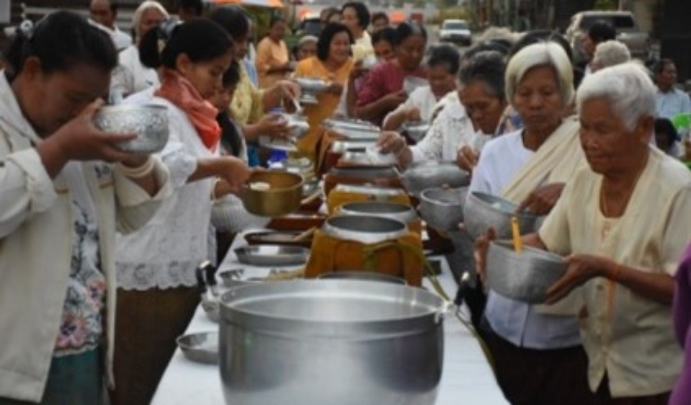ประเพณีบุญเดือนสามแห่ไข่เซ่นไหว้ศาลปู่ตา