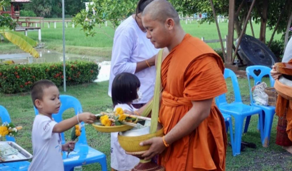 งานประเพณีตักบาตรดอกไม้ในวันเข้าพรรษา ณ ที่พักสงฆ์บ้านระเภาว์