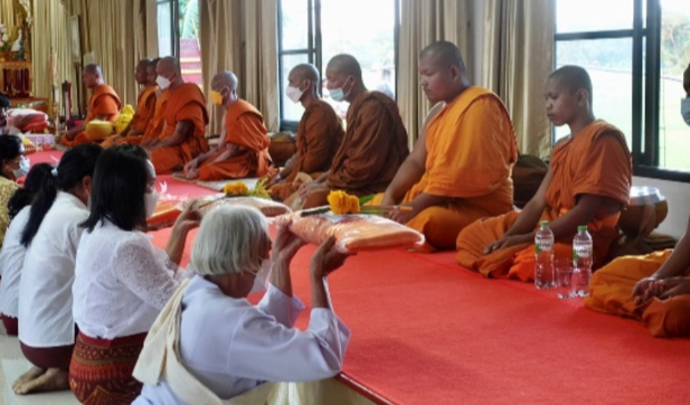 งานประเพณีตักบาตรดอกไม้ในวันเข้าพรรษา ณ ที่พักสงฆ์บ้านระเภาว์