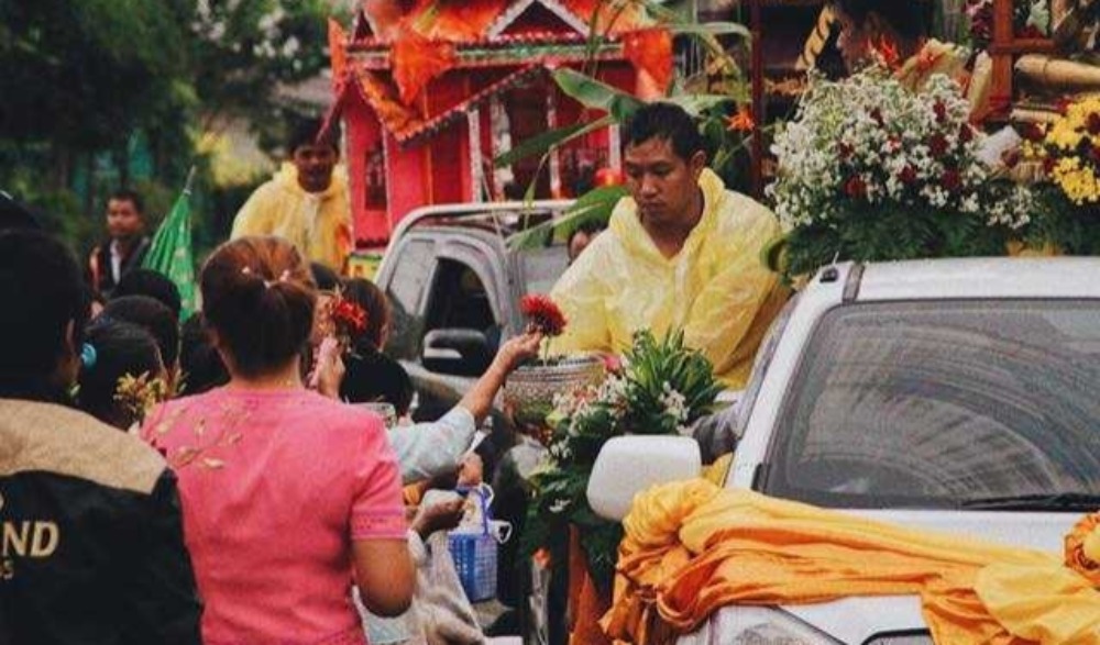 ประเพณีปอยออกหว่า "พาราลงเมือง"