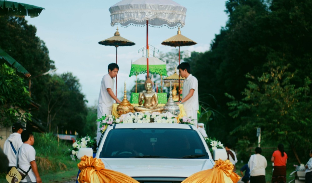 ประเพณีปอยออกหว่า "พาราลงเมือง"