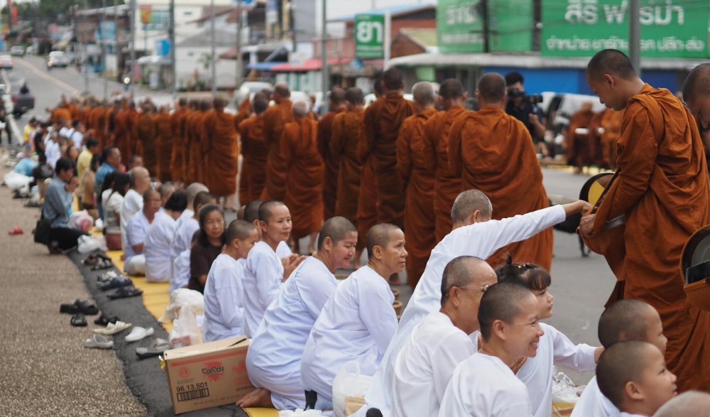 กิจกรรมทำบุญตักบาตร ถนนสายวัฒนธรรม นำทานศีลภาวนาและการสงเคราะห์