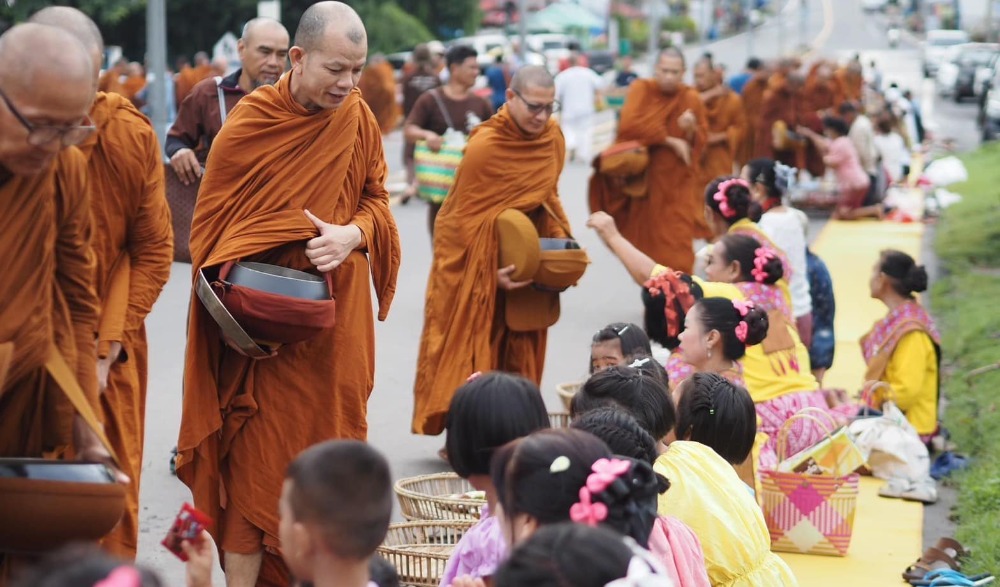 กิจกรรมทำบุญตักบาตร ถนนสายวัฒนธรรม นำทานศีลภาวนาและการสงเคราะห์