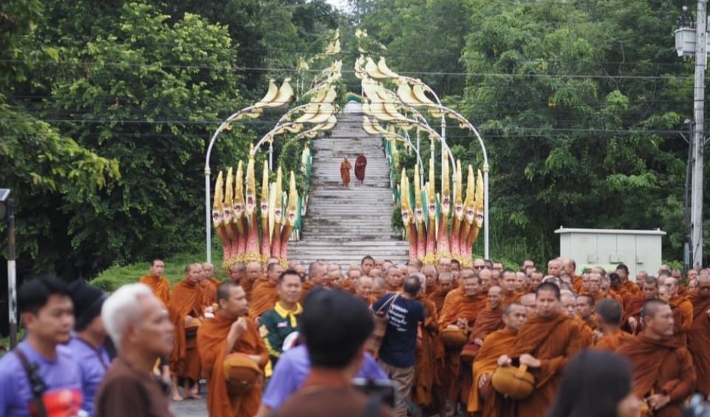 กิจกรรมทำบุญตักบาตร ถนนสายวัฒนธรรม นำทานศีลภาวนาและการสงเคราะห์