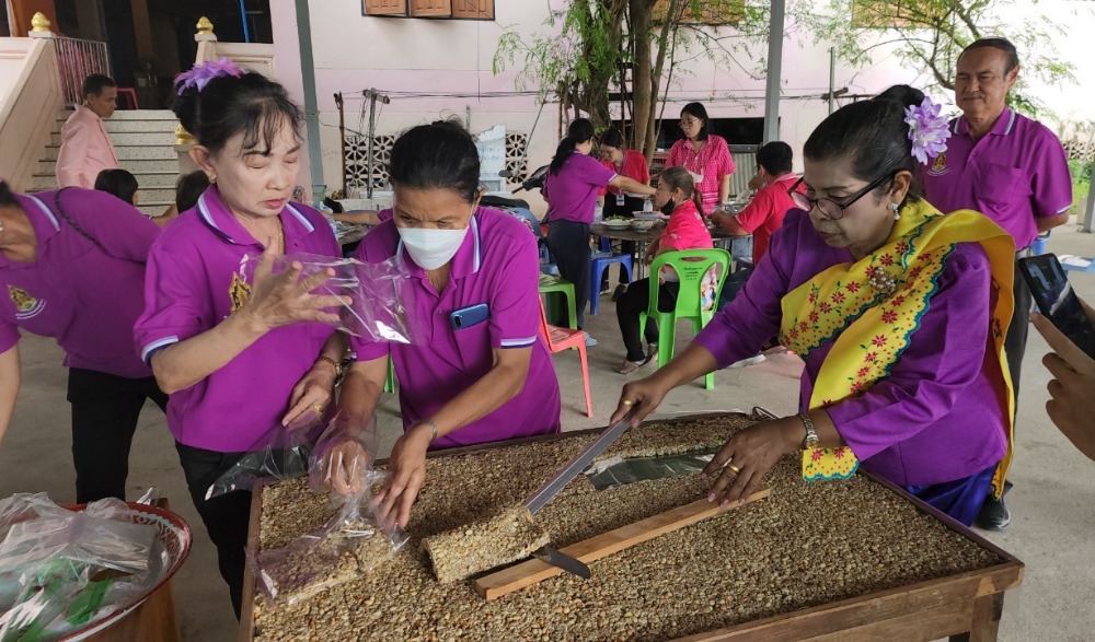 สืบสานประเพณี "กวนกระยาสารท ตำบลบางกระเจ้า"