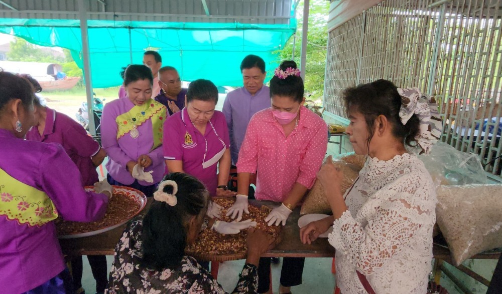 สืบสานประเพณี "กวนกระยาสารท ตำบลบางกระเจ้า"
