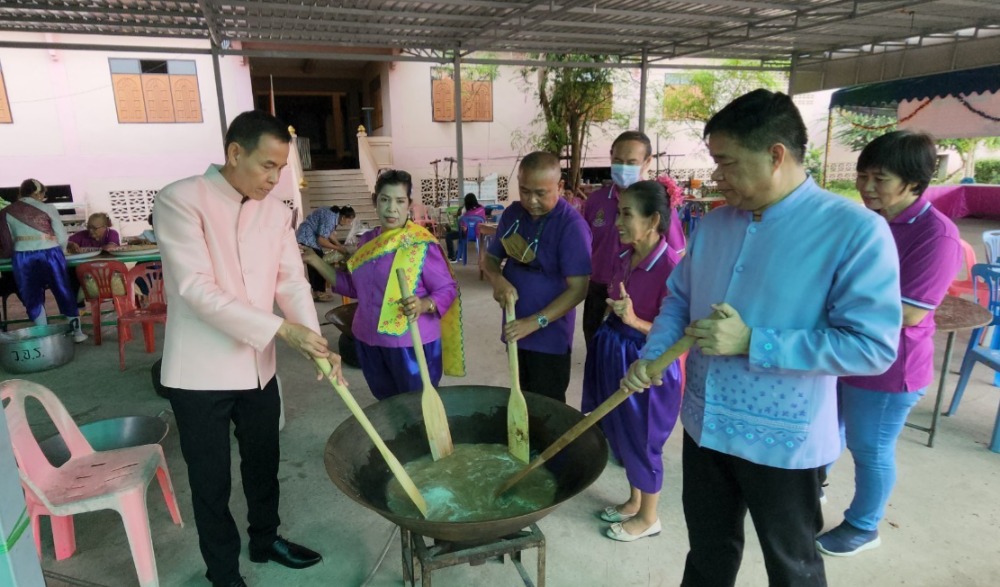 สืบสานประเพณี "กวนกระยาสารท ตำบลบางกระเจ้า"