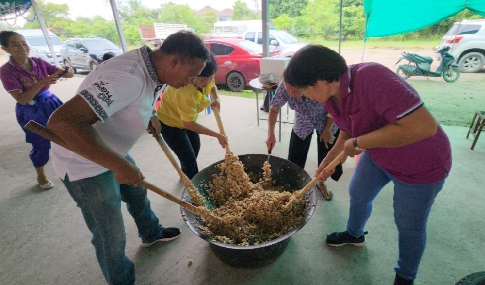 สืบสานประเพณี "กวนกระยาสารท ตำบลบางกระเจ้า"