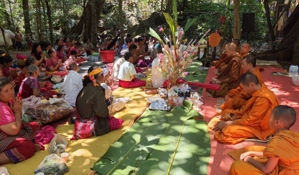 ประเพณีทำบุญป่าชุมชน ณ บริเวณป่าชุมชนแก่นมะกรูด บริเวณมอตาจ่อย ทิ่ง เหรอว กะ เฌอว (ภาษากะเหรี่ยง)