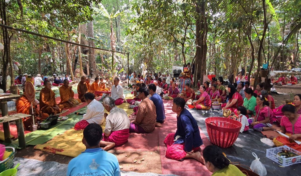 ประเพณีทำบุญป่าชุมชน ณ บริเวณป่าชุมชนแก่นมะกรูด บริเวณมอตาจ่อย ทิ่ง เหรอว กะ เฌอว (ภาษากะเหรี่ยง)