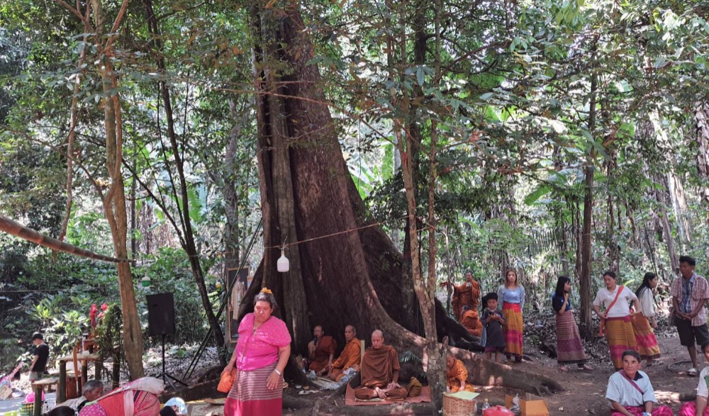 ประเพณีทำบุญป่าชุมชน ณ บริเวณป่าชุมชนแก่นมะกรูด บริเวณมอตาจ่อย ทิ่ง เหรอว กะ เฌอว (ภาษากะเหรี่ยง)