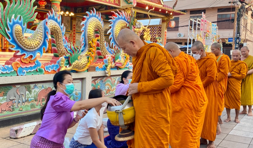 กิจกรรมตักบาตรย้อนยุค วิถีถิ่น วิถีไทย จังหวัดยโสธร