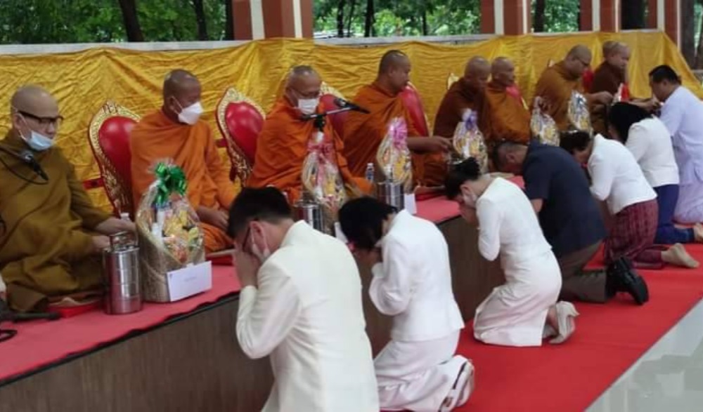 พิธีทำบุญตักบาตร เจริญพระพุทธมนต์เนื่องในเทศกาลวันอาสาฬหบูชา และวันเข้าพรรษา ประจำปี ๒๕๖๖ ณ พุทธอุทยานพระมงคลมิ่งเมือง ตำบลบุ่ง อำเภอเมืองอำนาจเจริญ จังหวัดอำนาจเจริญ