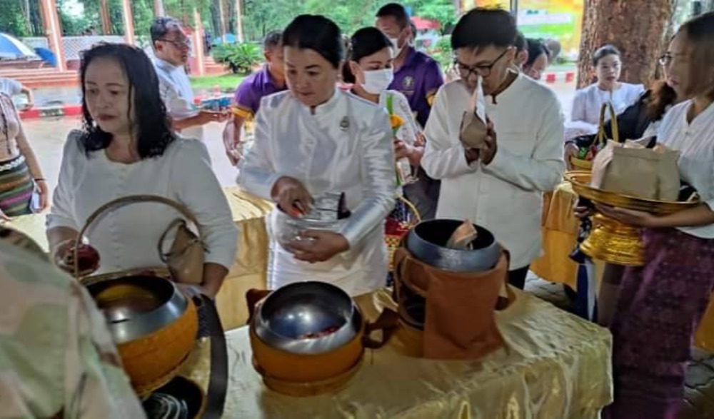 พิธีทำบุญตักบาตร เจริญพระพุทธมนต์เนื่องในเทศกาลวันอาสาฬหบูชา และวันเข้าพรรษา ประจำปี ๒๕๖๖ ณ พุทธอุทยานพระมงคลมิ่งเมือง ตำบลบุ่ง อำเภอเมืองอำนาจเจริญ จังหวัดอำนาจเจริญ