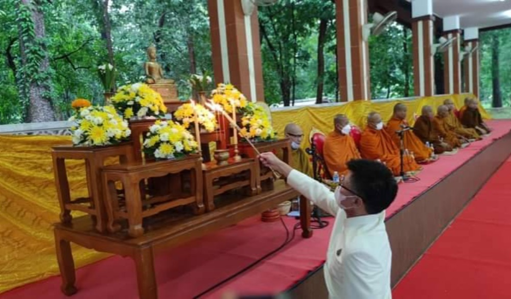 พิธีทำบุญตักบาตร เจริญพระพุทธมนต์เนื่องในเทศกาลวันอาสาฬหบูชา และวันเข้าพรรษา ประจำปี ๒๕๖๖ ณ พุทธอุทยานพระมงคลมิ่งเมือง ตำบลบุ่ง อำเภอเมืองอำนาจเจริญ จังหวัดอำนาจเจริญ