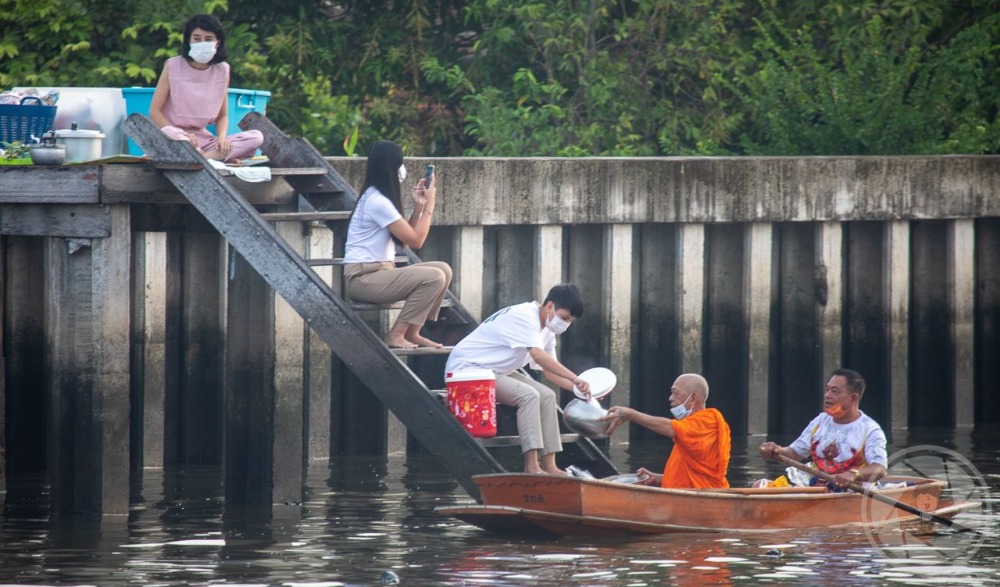 ประเพณีตักบาตรพระ 108 คลองอ้อมนนท์