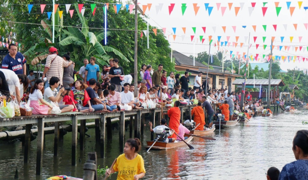 ประเพณีตักบาตรพระ 108 คลองอ้อมนนท์