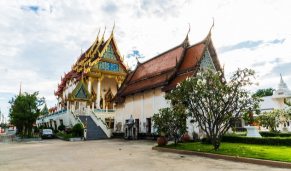 ประเพณีตักบาตรพระ 108 คลองอ้อมนนท์