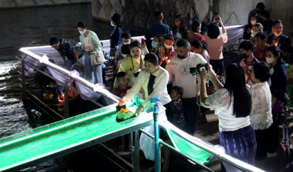 ประเพณีลอยกระทงและแข่งขันเรือยาววิถีโค้งลำน้ำกุดป่อง เทศบาลเมืองเลย