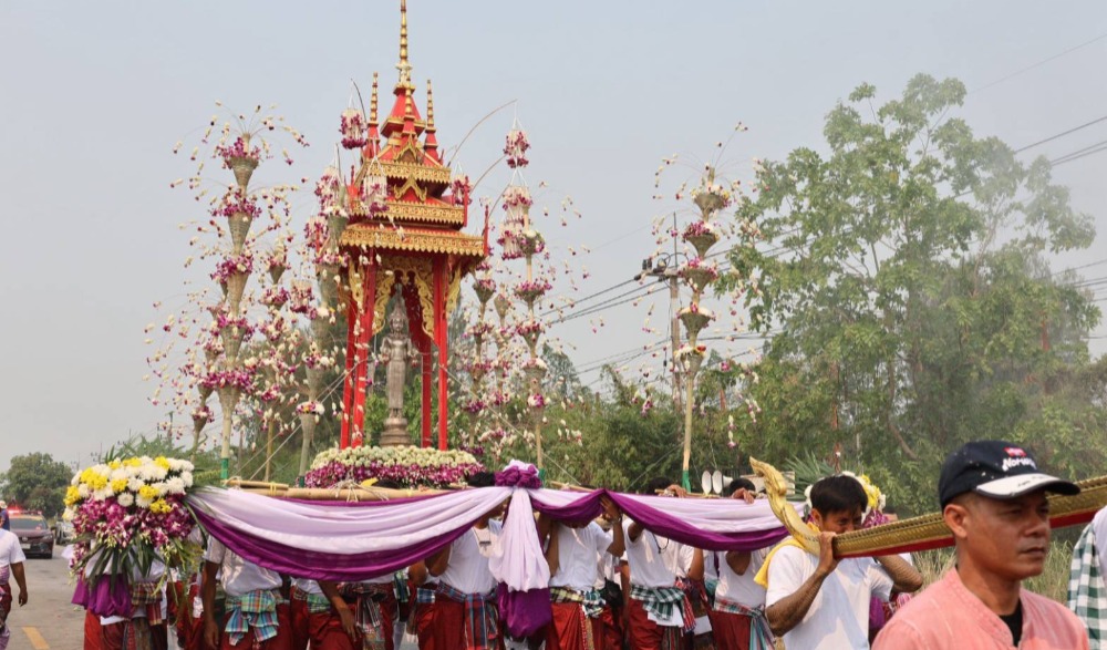 ประเพณีแห่บุษบกหามพระ ยกธงสงกรานต์ ของชุมชนบ้านพุน้ำร้อน