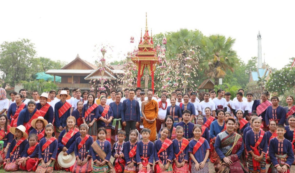 ประเพณีแห่บุษบกหามพระ ยกธงสงกรานต์ ของชุมชนบ้านพุน้ำร้อน
