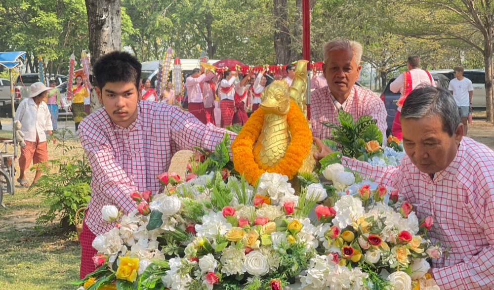 ประเพณีแห่หงส์ธงตะขาบ