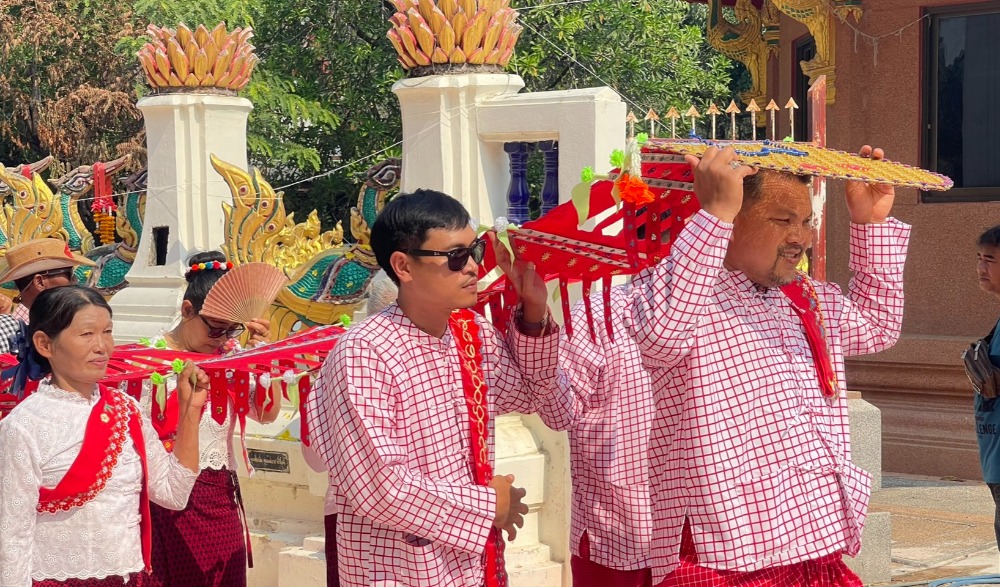 ประเพณีแห่หงส์ธงตะขาบ