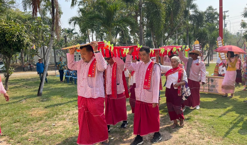ประเพณีแห่หงส์ธงตะขาบ