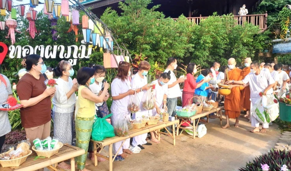 โครงการ "หิ้วตะกร้า นุ่งผ้าซิ่น นั่งแคร่ไม้ ใส่บาตรพระทุกวันอาทิตย์"