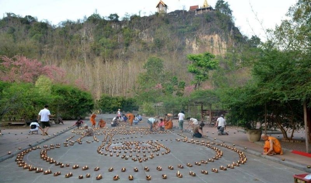 วางผางประทีป ๑๐,๐๐๐ ดวง วัดท่าขนุน เนื่องในวันสำคัญทางพระพุทธศาสนา วันมาฆะบูชา  วันวิสาขบูชา  วันอาสาฬหบูชา