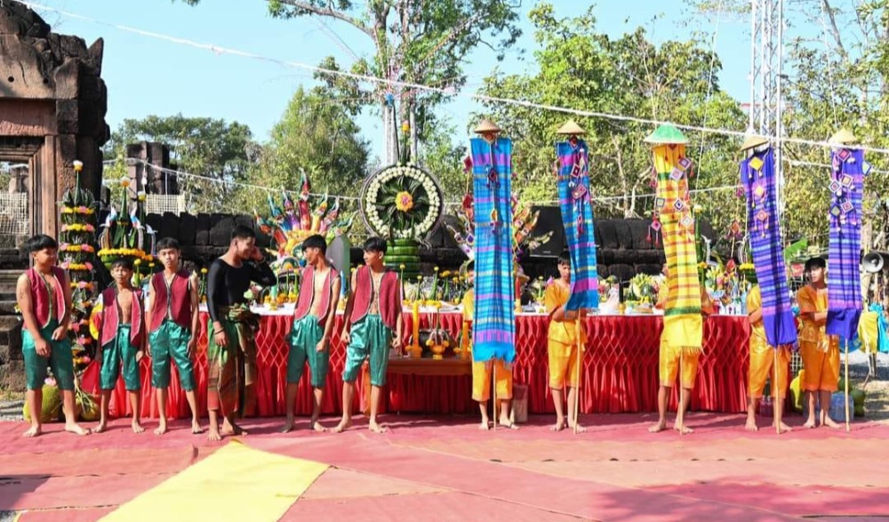 พิธีบวงสรวงปราสาทธาตุนางพญา