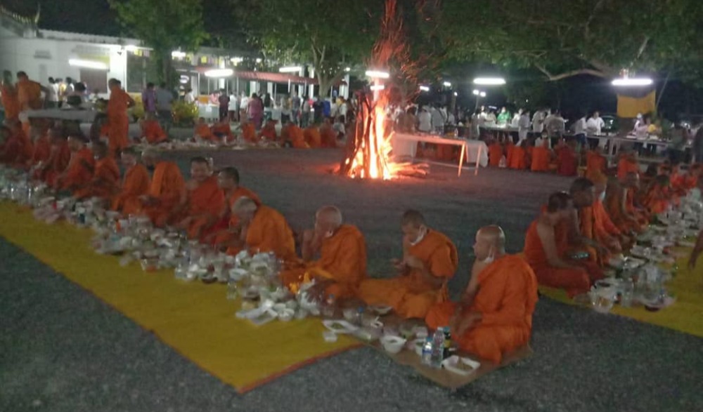ประเพณีให้ทานไฟ