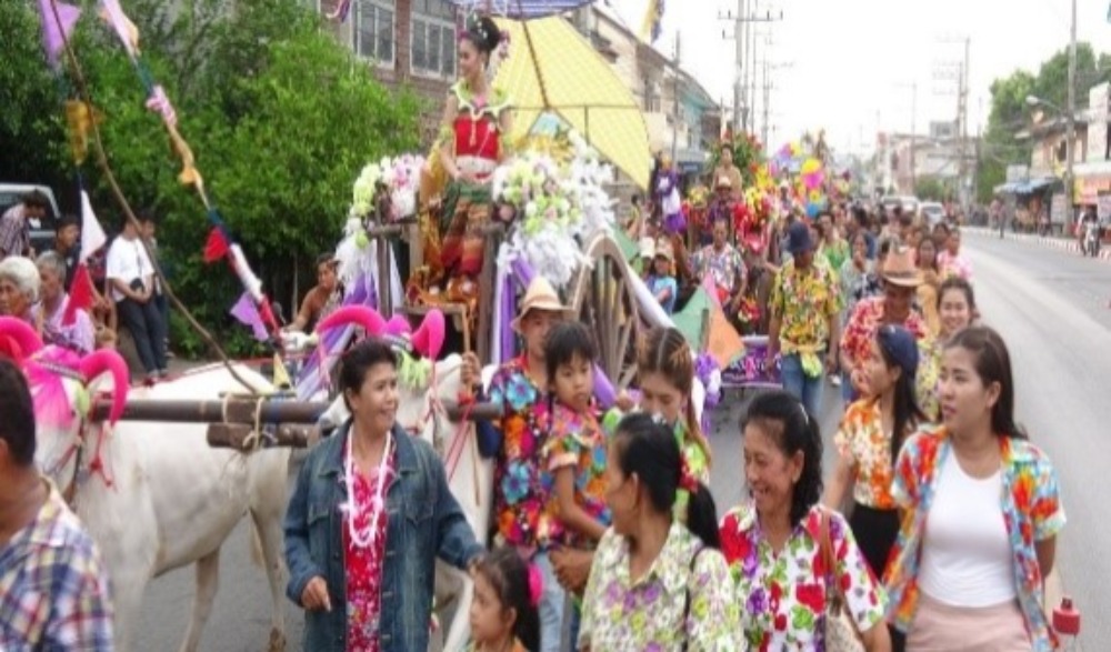 ประเพณีสงกรานต์บ้านหนองขาว “ผ้าขาวม้าร้อยสี สืบสานประเพณี สู่วิถีชุมชน”