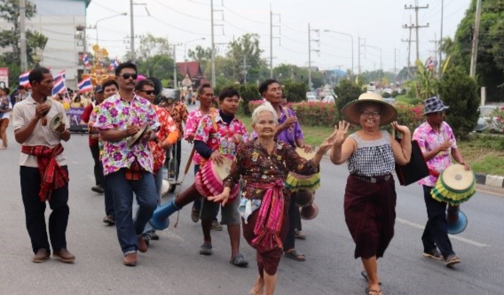 ประเพณีสงกรานต์บ้านหนองขาว “ผ้าขาวม้าร้อยสี สืบสานประเพณี สู่วิถีชุมชน”