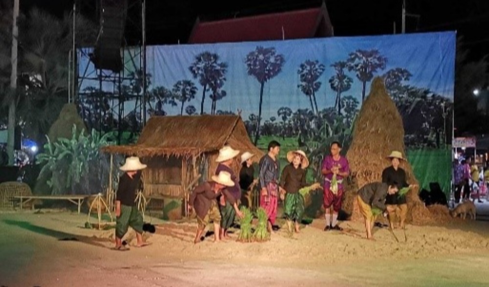 ประเพณีสงกรานต์บ้านหนองขาว “ผ้าขาวม้าร้อยสี สืบสานประเพณี สู่วิถีชุมชน”
